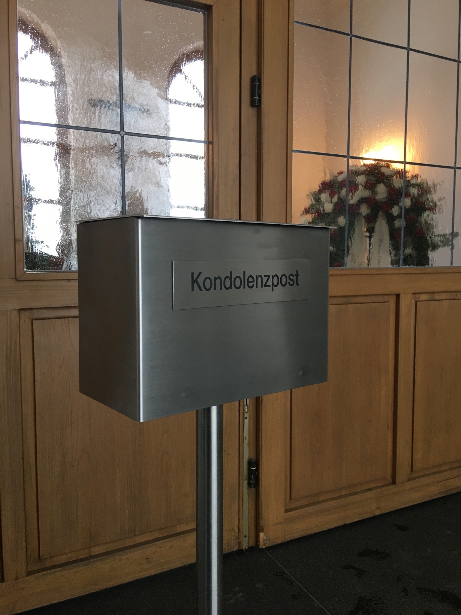Kondolenzbriefkasten am Friedhof