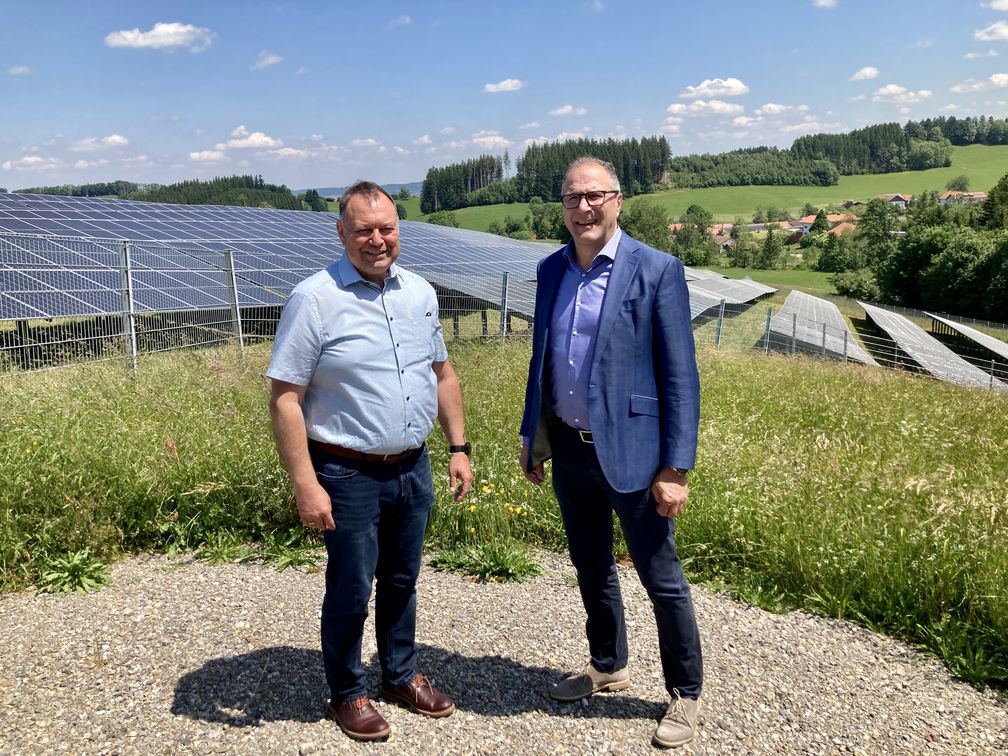 Die Wertschöpfung soll den Menschen vor Ort zugutekommen - MdL Alexander Hold machte sich im Rahmen seines Bürgermeisterbesuchs ein persönliches Bild vom Solarpark in Wiggensbach
