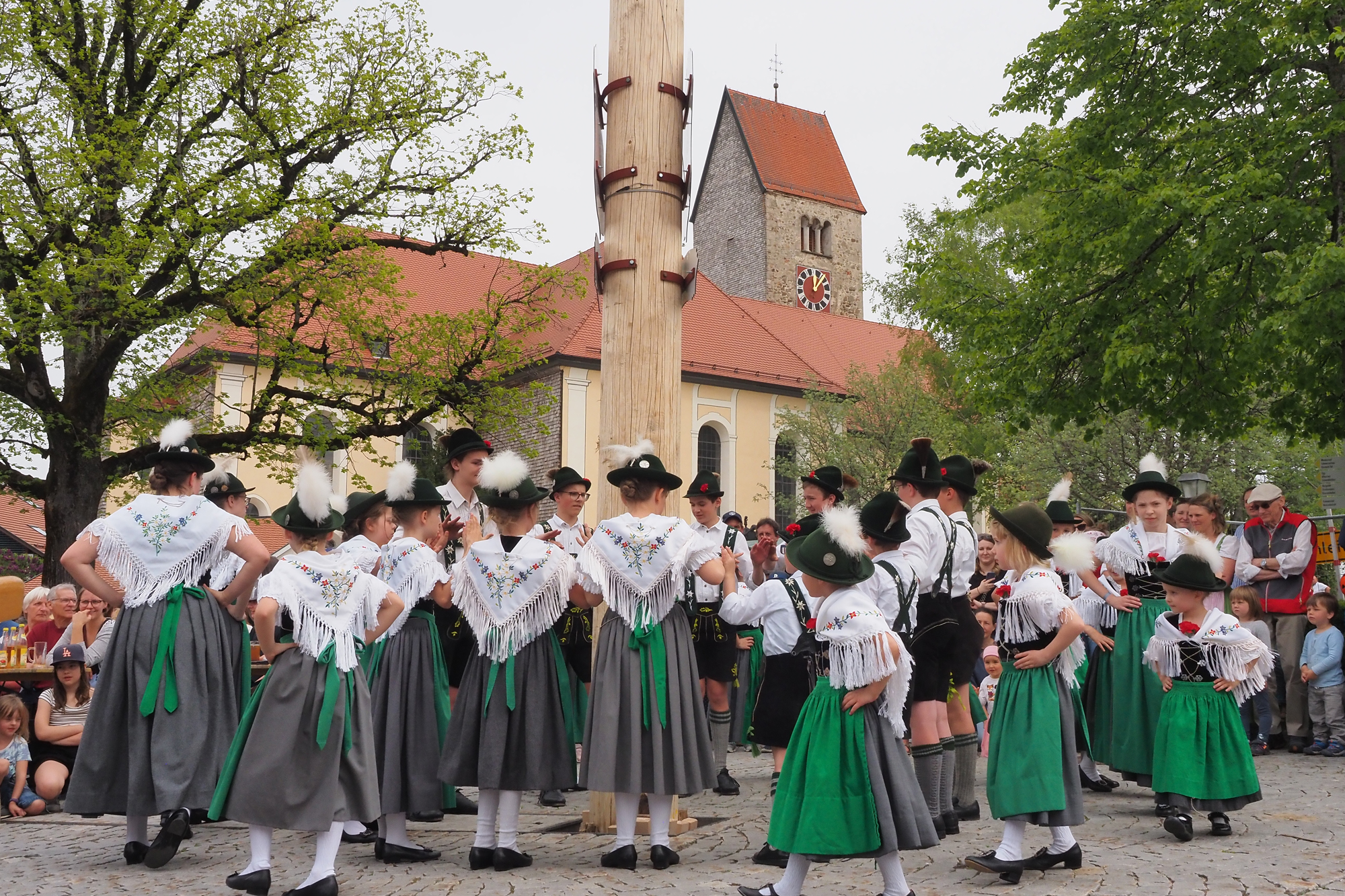 Aufstellen des Maibaumes mit anschließendem Straßenfest und Maimarkt mit Kunsthandwerk in Wiggensbach 